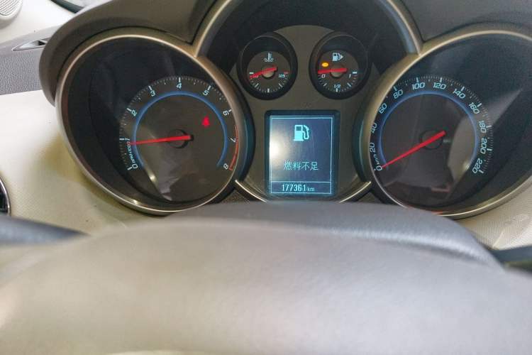 Used Chevrolet Cruze 2015 1.5L Classic SE AT Odometer Close Up