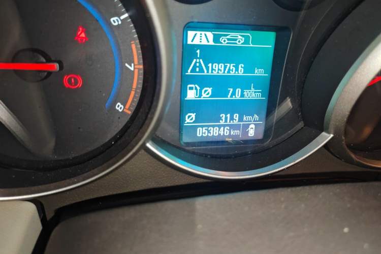 Used Chevrolet Cruze 2015 1.5L Classic SL MT Odometer Close Up