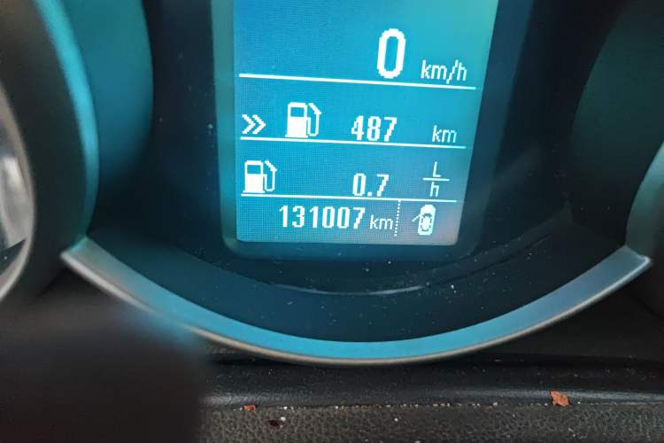 Used Chevrolet Cruze 2015 1.5L Classic SL MT Odometer Close Up