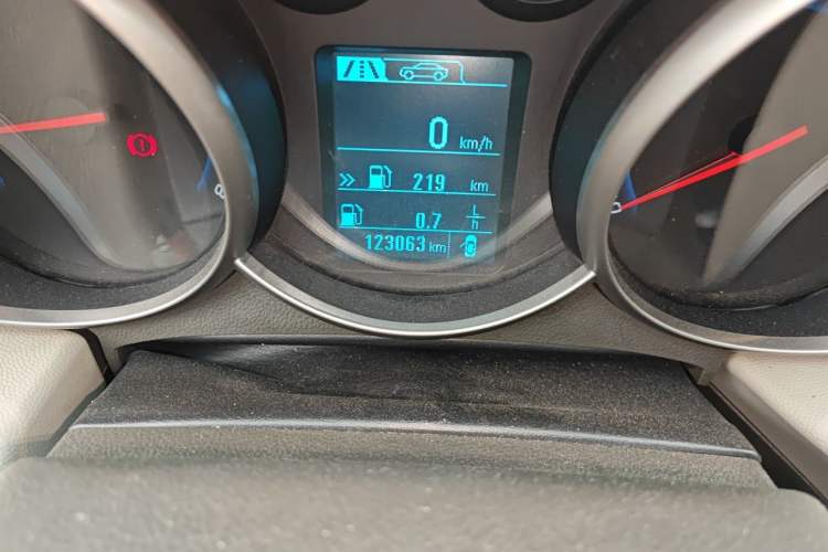 Used Chevrolet Cruze 2015 1.5L Classic SL MT Odometer Close Up