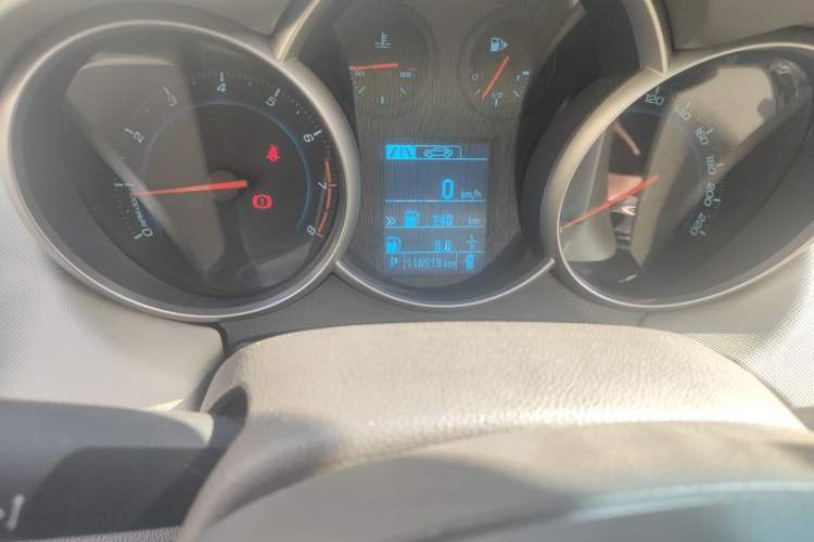 Used Chevrolet Cruze 2015 1.5L Classic SE AT Odometer Close Up