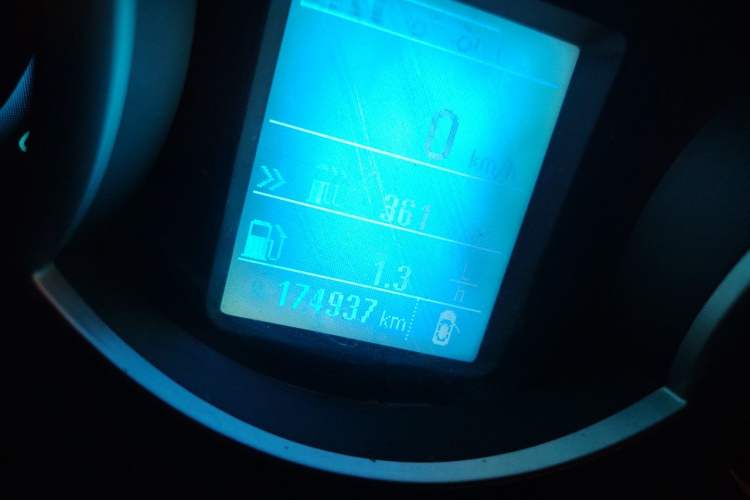 Used Chevrolet Cruze 2015 1.5L Classic SE MT Odometer Close Up