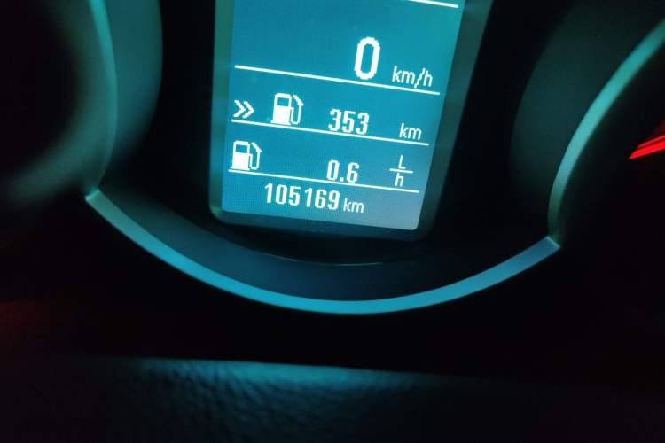 Used Chevrolet Cruze 2015 1.5L Classic SE MT Odometer Close Up
