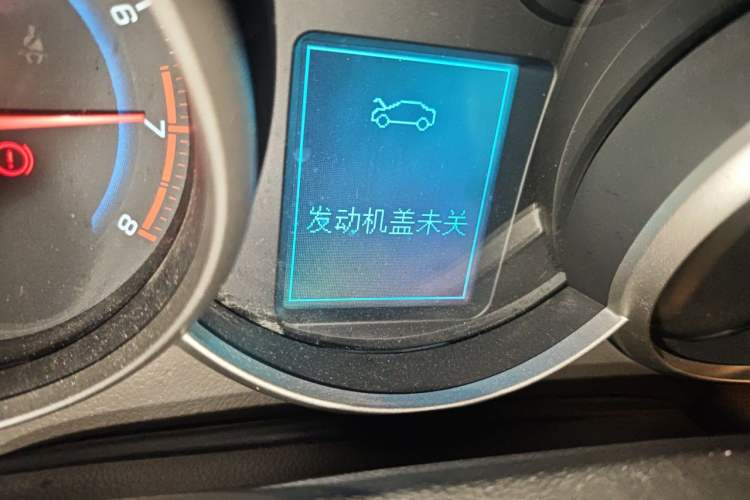 Used Chevrolet Cruze 2015 1.5L Classic SL MT Odometer Close Up