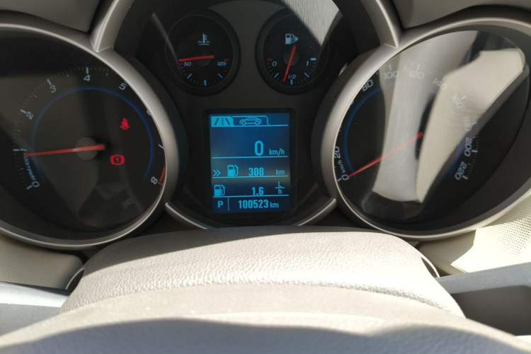 Used Chevrolet Cruze 2015 1.5L Classic SE AT Odometer Close Up