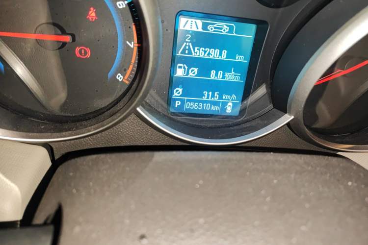 Used Chevrolet Cruze 2015 1.5L Classic SE AT Odometer Close Up
