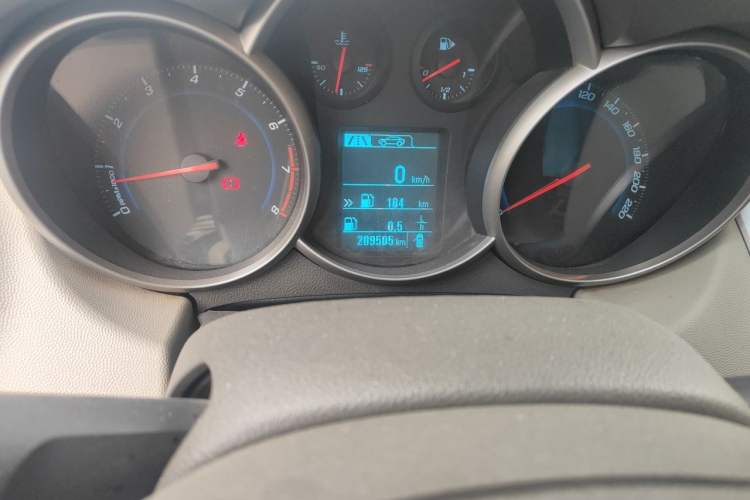 Used Chevrolet Cruze 2015 1.5L Classic SL MT Odometer Close Up
