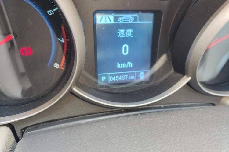 Used Chevrolet Cruze 2015 1.5L Classic SE AT Odometer Close Up