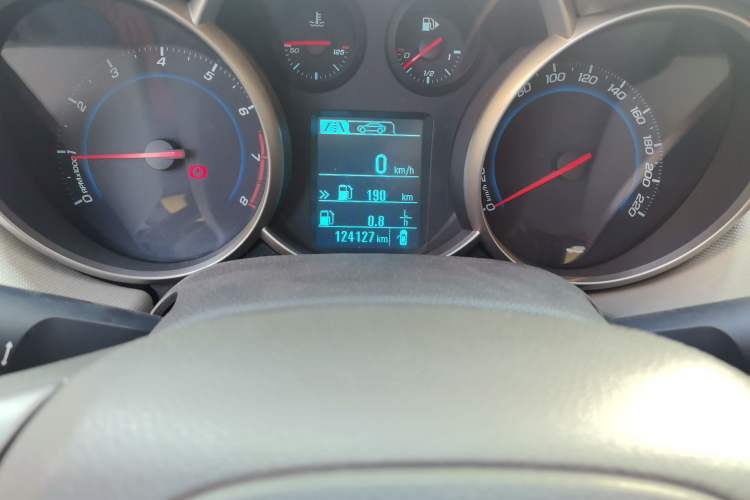Used Chevrolet Cruze 2015 1.5L Classic SE MT Odometer Close Up