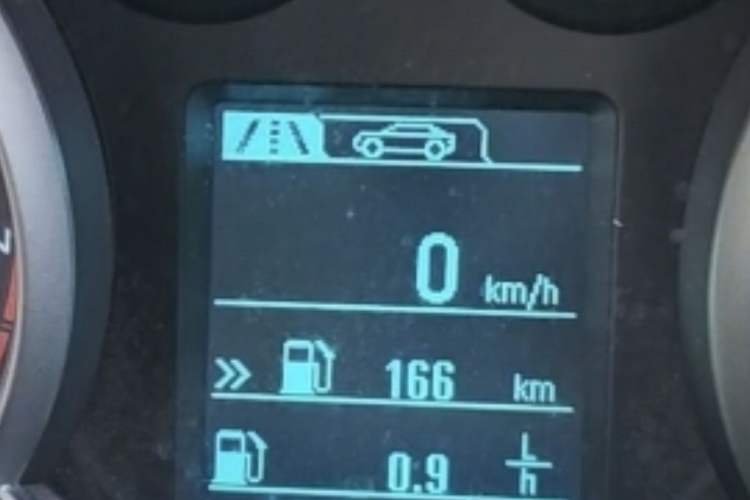 Used Chevrolet Cruze 2015 1.5L Classic SE MT Odometer Close Up