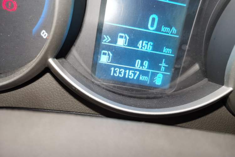 Used Chevrolet Cruze 2015 1.5L Classic SL MT Odometer Close Up