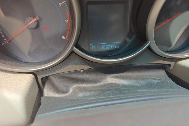 Used Chevrolet Cruze 2015 1.5L Classic SE AT Odometer Close Up