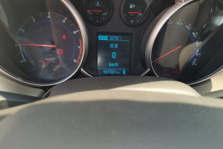 Used Chevrolet Cruze 2015 1.5L Classic SE MT Odometer Close Up
