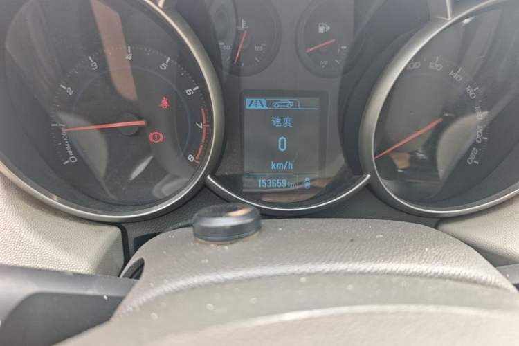 Used Chevrolet Cruze 2015 1.5L Classic SL MT Odometer Close Up