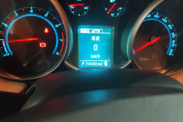 Used Chevrolet Cruze 2015 1.5L Classic SE AT Odometer Close Up