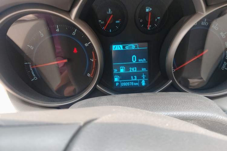 Used Chevrolet Cruze 2015 1.5L Classic SE AT Odometer Close Up