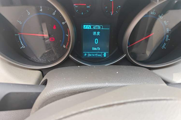 Used Chevrolet Cruze 2015 1.5L Classic SE AT Odometer Close Up