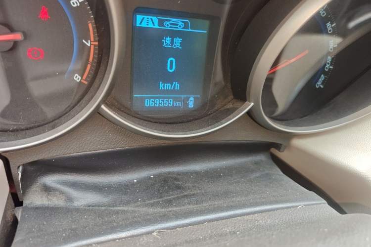 Used Chevrolet Cruze 2015 1.5L Classic SL MT Odometer Close Up