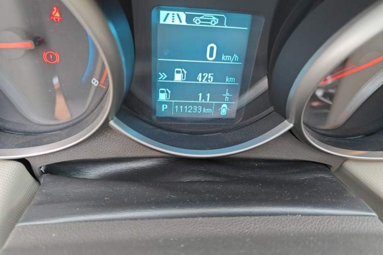 Used Chevrolet Cruze 2015 1.5L Classic SE AT Odometer Close Up