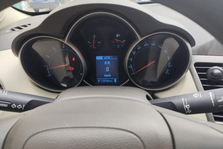 Used Chevrolet Cruze 2015 1.5L Classic SE AT Odometer Close Up