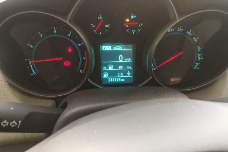Used Chevrolet Cruze 2015 1.5L Classic SL MT Odometer Close Up