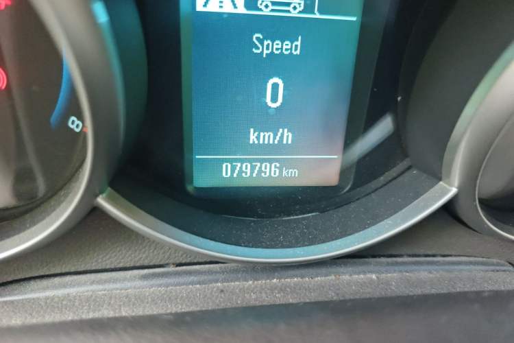 Used Chevrolet Cruze 2015 1.5L Classic SL MT Odometer Close Up