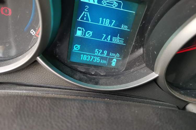 Used Chevrolet Cruze 2015 1.5L Classic SL MT Odometer Close Up