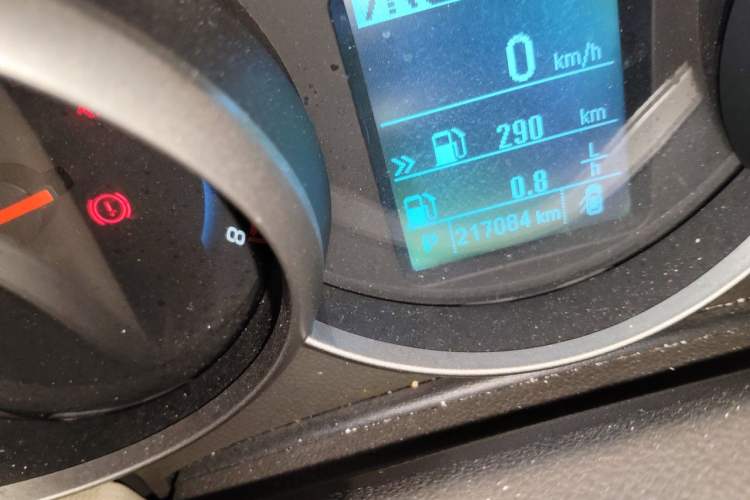 Used Chevrolet Cruze 2015 1.5L Classic SE AT Odometer Close Up