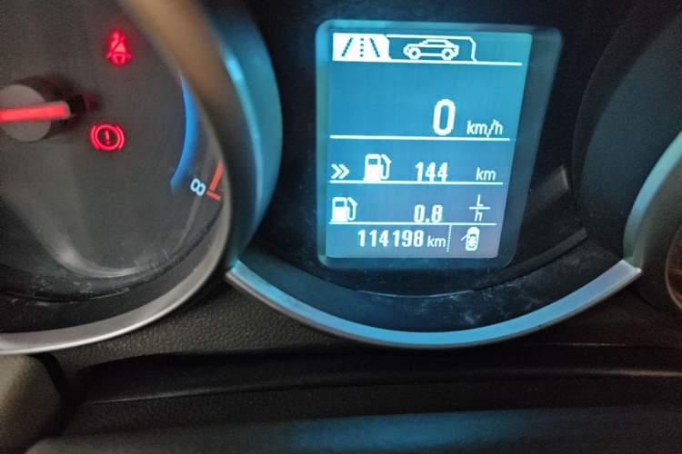 Used Chevrolet Cruze 2015 1.5L Classic SL MT Odometer Close Up