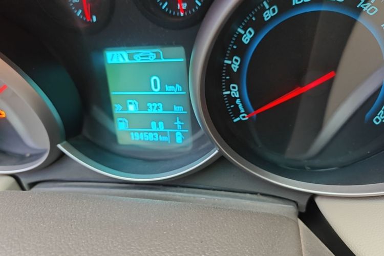 Used Chevrolet Cruze 2015 1.5L Classic SL MT Odometer Close Up
