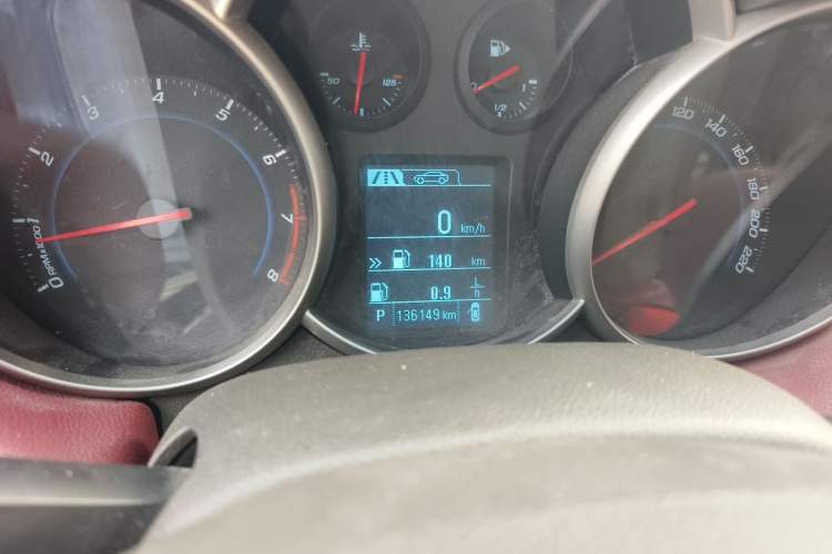 Used Chevrolet Cruze 2015 1.5L Classic SE AT Odometer Close Up