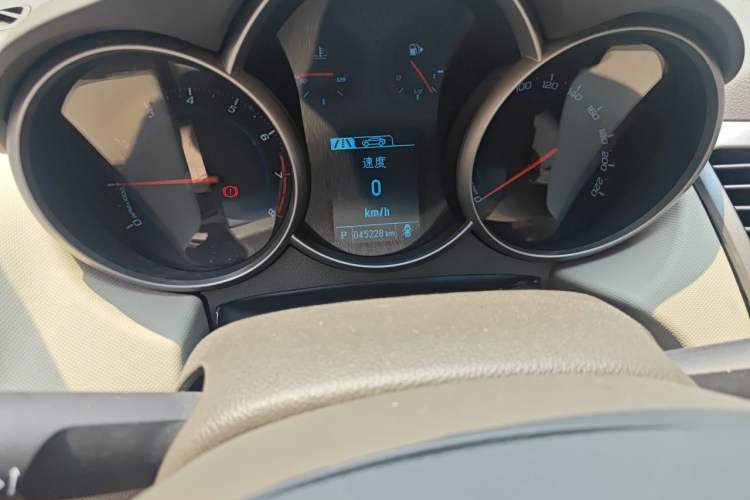 Used Chevrolet Cruze 2015 1.5L Classic SE AT Odometer Close Up
