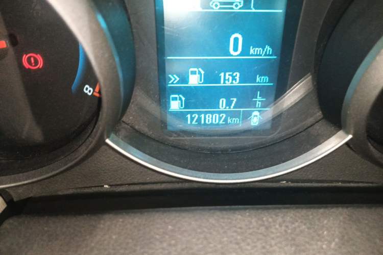 Used Chevrolet Cruze 2015 1.5L Classic SE MT Odometer Close Up