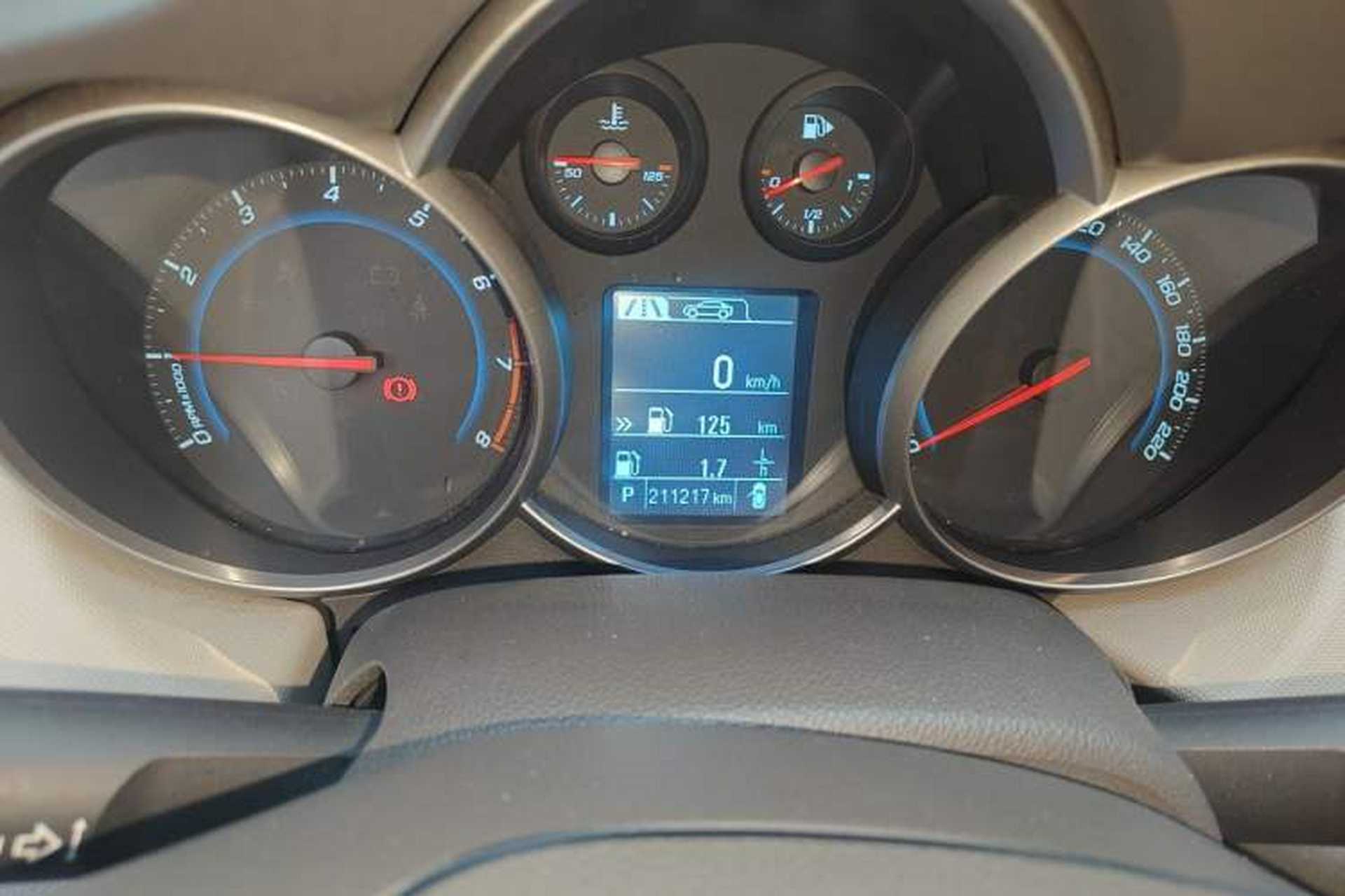Used Chevrolet Cruze 2015 1.5L Classic SE AT Odometer Close Up
