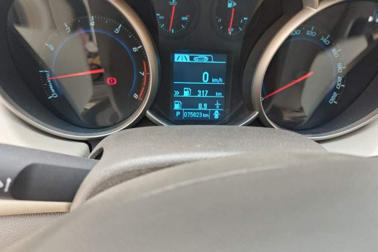 Used Chevrolet Cruze 2015 1.5L Classic SE AT Odometer Close Up