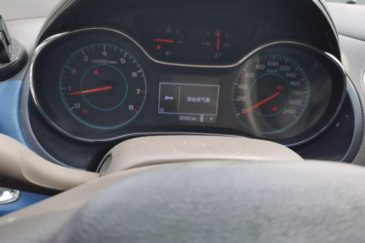 Used Chevrolet Cruze 2015 1.5L Automatic Fashion Navigation Edition Odometer Close Up