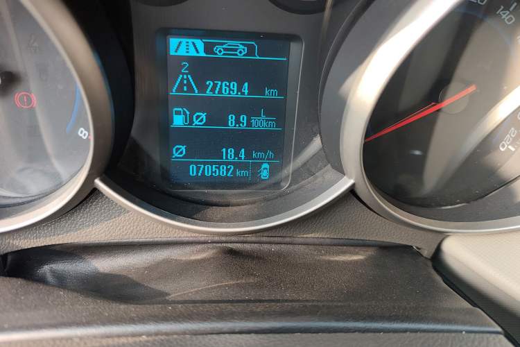 Used Chevrolet Cruze 2015 1.5L Classic SE MT Odometer Close Up