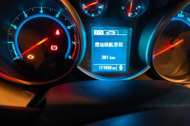 Used Chevrolet Cruze 2015 1.5L Classic SL MT Odometer Close Up