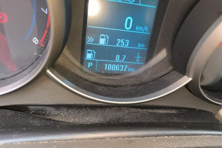 Used Chevrolet Cruze 2015 1.5L Classic SE AT Odometer Close Up