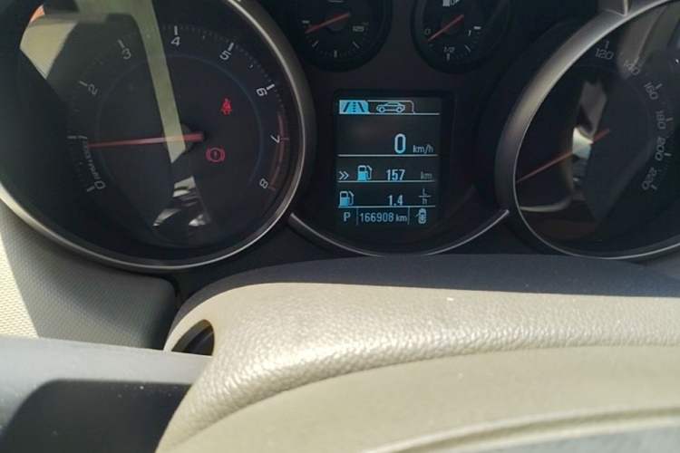 Used Chevrolet Cruze 2015 1.5L Classic SE AT Odometer Close Up