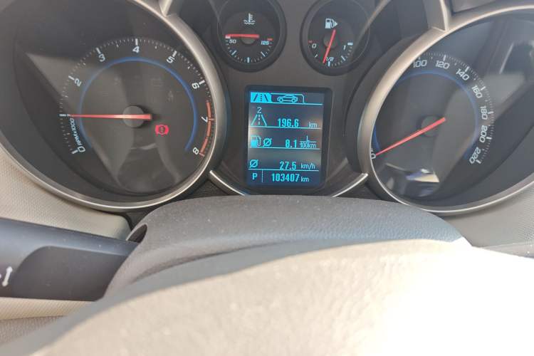 Used Chevrolet Cruze 2015 1.5L Classic SE AT Odometer Close Up