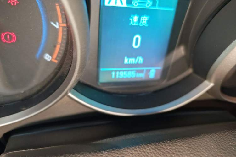 Used Chevrolet Cruze 2015 1.5L Classic SL MT Odometer Close Up