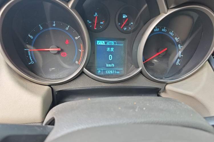 Used Chevrolet Cruze 2015 1.5L Classic SE AT Odometer Close Up