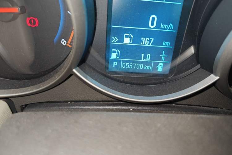 Used Chevrolet Cruze 2015 1.5L Classic SE AT Odometer Close Up