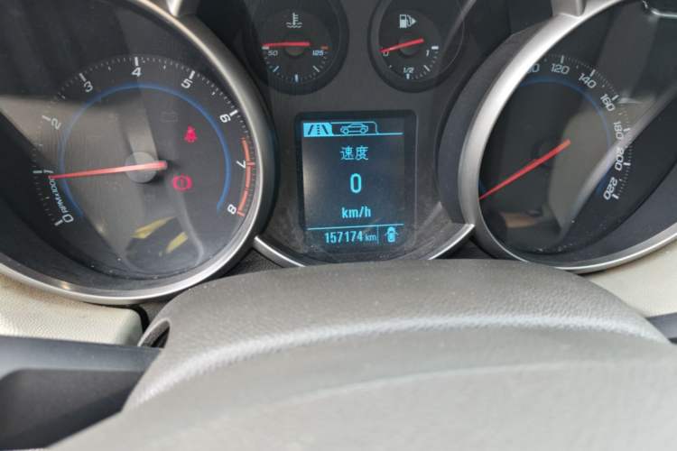 Used Chevrolet Cruze 2015 1.5L Classic SL MT Odometer Close Up