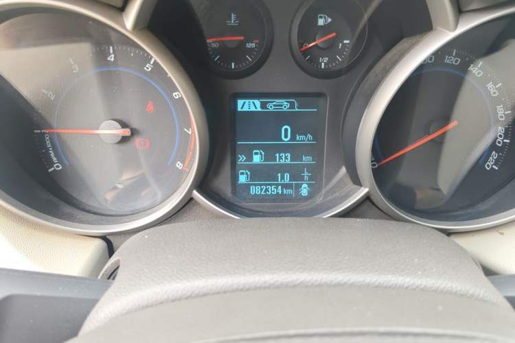 Used Chevrolet Cruze 2015 1.5L Classic SL MT Odometer Close Up