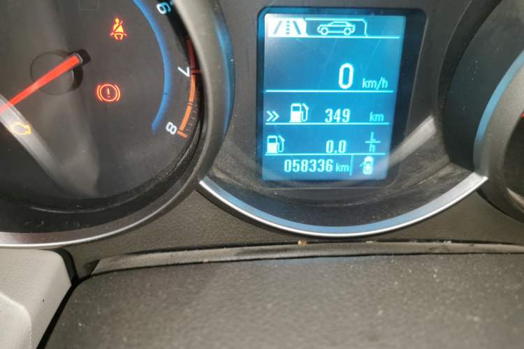 Used Chevrolet Cruze 2015 1.5L Classic SL MT Odometer Close Up