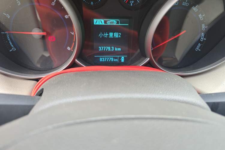 Used Chevrolet Cruze 2015 1.5L Classic SE MT Odometer Close Up