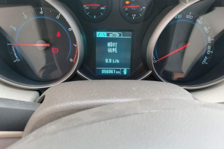 Used Chevrolet Cruze 2015 1.5L Classic SL MT Odometer Close Up
