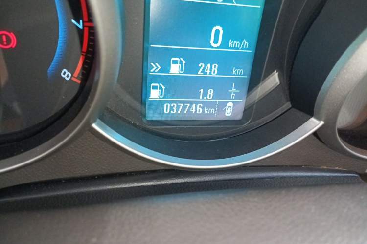 Used Chevrolet Cruze 2015 1.5L Classic SE MT Odometer Close Up